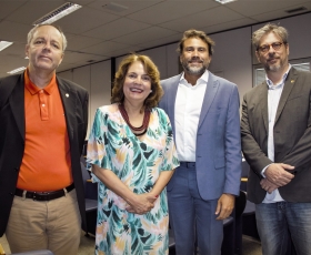 Reitora e pesquisadores da UnB recebem homenagem da Agência Espacial Brasileira. Foto: Beto Monteiro/Ascom UnB. 10/02/2023